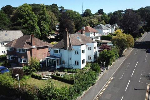 4 bed property, in Springfield Crescent, £795,000