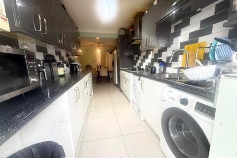 5 bed property, in East Avenue, £688,950