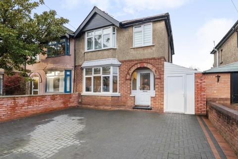 3 bed property, in Swinbourne Road, £570,000