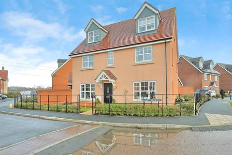 5 bed property, in Bennett Crescent, £450,000