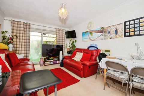 1 bed property, in Hillfield Close, £280,000