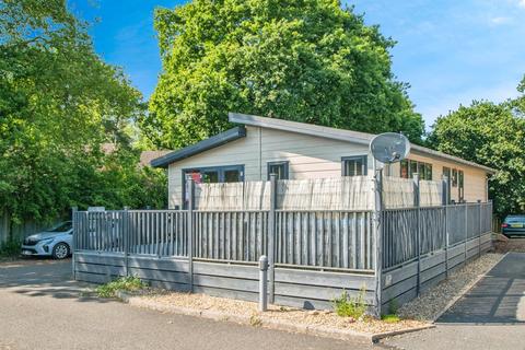 2 bed property, in Bacton Road, £80,000