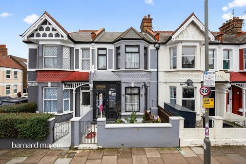3 bed property, in Dewey Street, £750,000