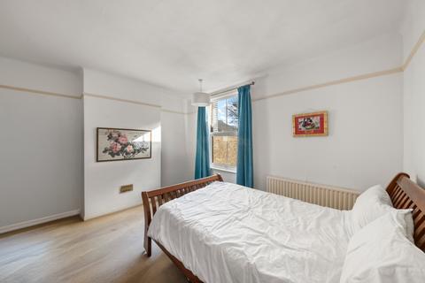 1 bed property, in Elthorne Park Road, £375,000