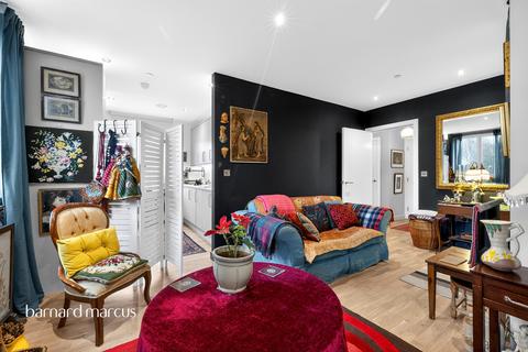 2 bed property, in Peckham High Street, £520,000