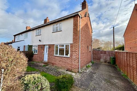 2 bed property, in Cockshot Lane, £200,000
