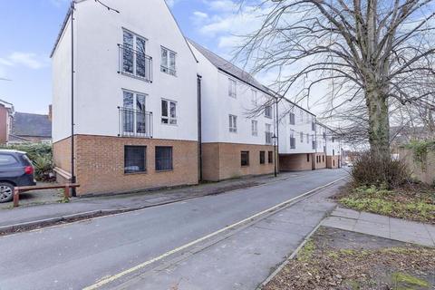 1 bed property, in Wood Street, £115,000