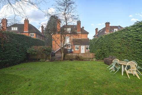 1 bed property, in Ray Park Road, £200,000
