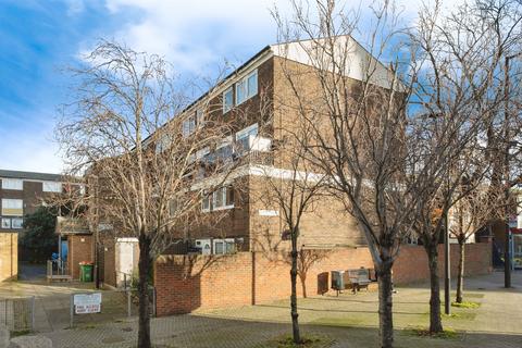 2 bed property, in High Street, £335,000