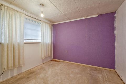 3 bed property, in Cypress Close, £100,000