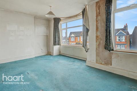1 bed property, in Lincoln Road, £275,000