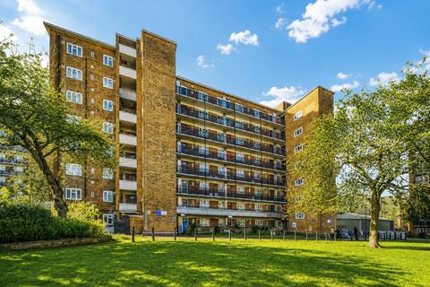 2 bed property, in Holmewood Gardens, £375,000