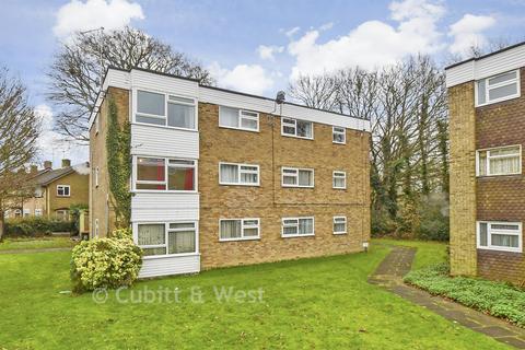 2 bed property, in Maiden Lane, £200,000