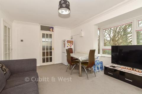 2 bed property, in Maiden Lane, £200,000