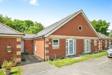 2 bed property, in Michaelstowe Drive, £160,000