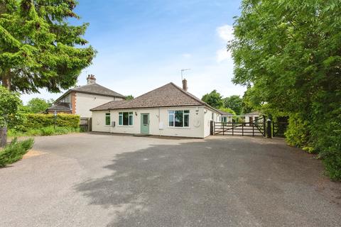 5 bed property, in Lodge Road, £700,000