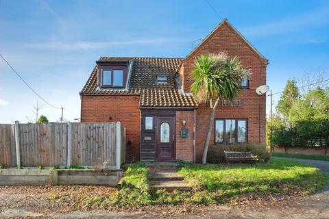 3 bed property, in Holgate Road, £315,000