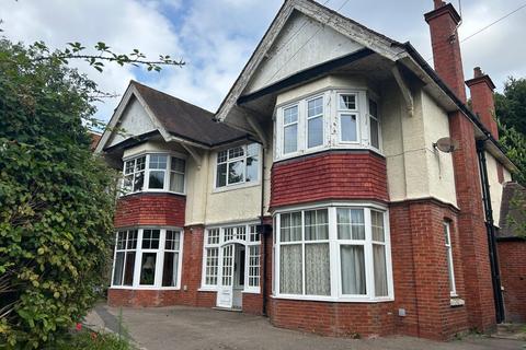 1 bed property, in De La Warr Road, £150,000