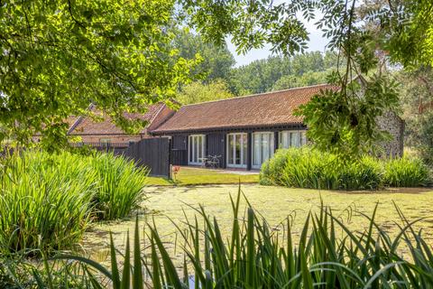 4 bed property, in Beautiful Single Story Barn Conversion in South Creake, £825,000