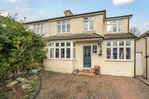 4 bed property, in Hillcrest Road, £625,000