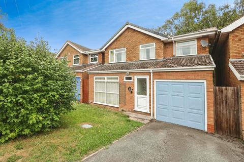 5 bed property, in Wentworth Way, £365,000