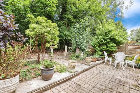 5 bed property, in Wentworth Way, £365,000