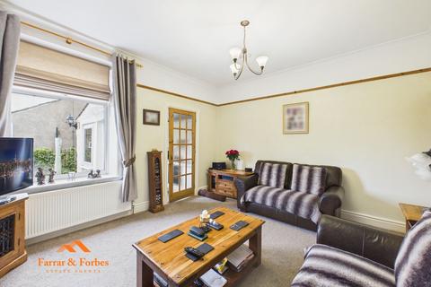 2 bed property, in Lanehouse, £170,000
