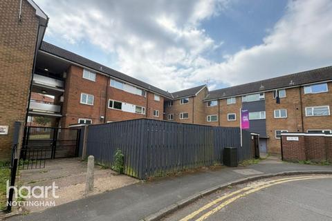 1 bed property, in Woodgate Court, £80,000