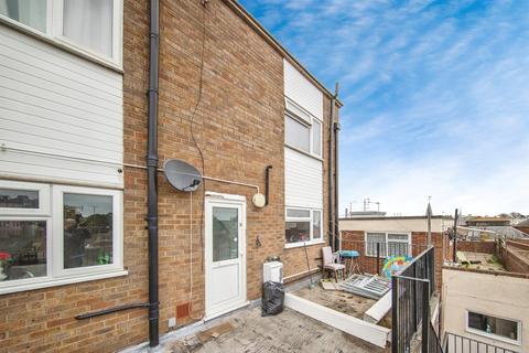 2 bed property, in High Street, £70,000