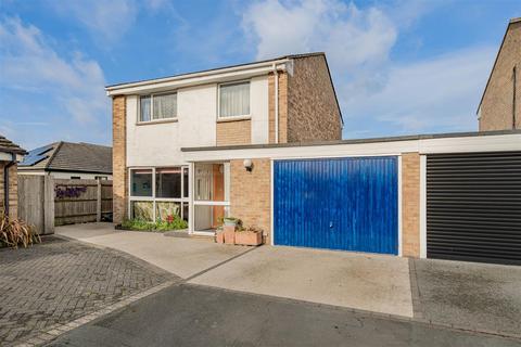 3 bed property, in Shelley Close, £435,000