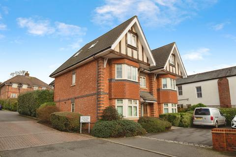1 bed property, in Templeside Gardens, £210,000