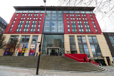 2 bed property, in Wharfside Street, £165,000