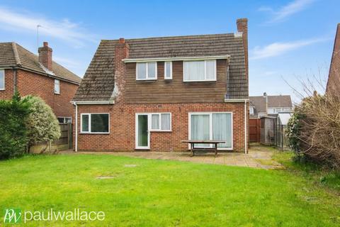 3 bed property, in Stratfield Drive, £735,000
