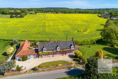 7 bed property, in Long Common Road, £900,000