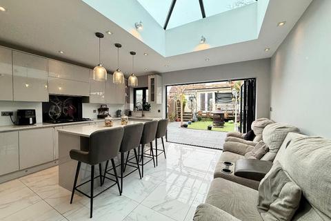 5 bed property, in Crawley Green Road, £485,000