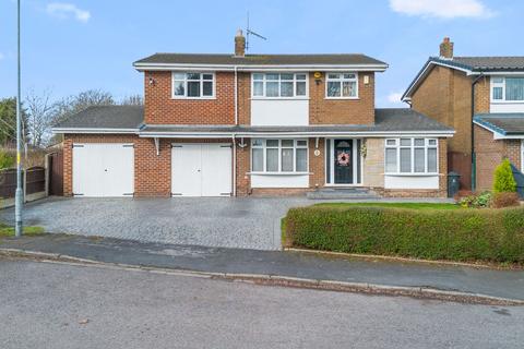 5 bed property, in Walkers Lane, £475,000