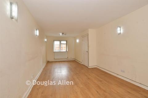 3 bed property, in Pomfret Mead, £250,000