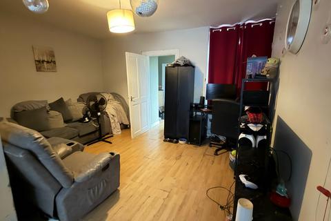 3 bed property, in Hill Street, £104,000