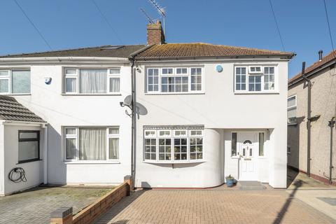 3 bed property, in Walton Avenue, £675,000