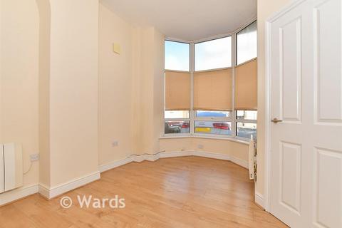 1 bed property, in Cheriton Road, £100,000