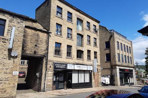 9 bed property, in Queens Court, £400,000