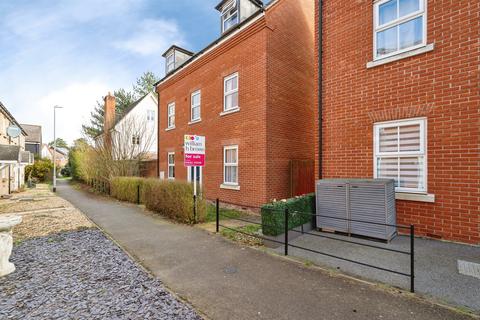 4 bed property, in Ross Walk, £300,000