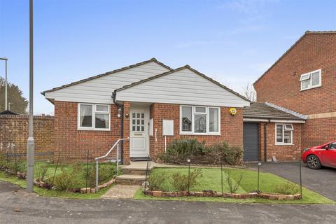 2 bed property, in Abbots Way, £415,000