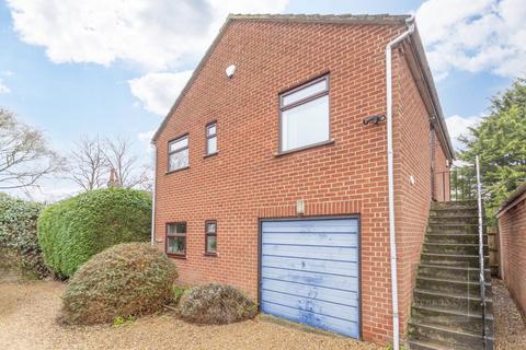 2 bed property, in Hamlin Court, £135,000