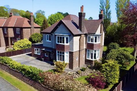 5 bed property, in Kingsley Road, £685,000