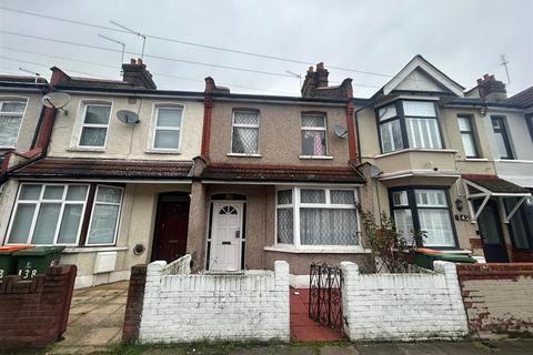 3 bed property, in Caledon Road, £325,000