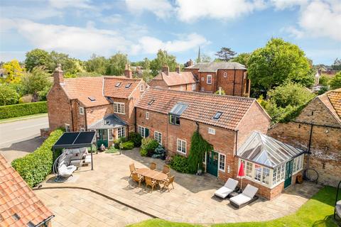 5 bed property, in High Street, £895,000