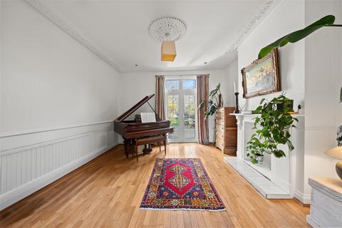 4 bed property, in Farnley Road, £625,000
