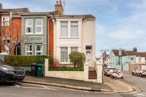 3 bed property, in Totland Road, £400,000