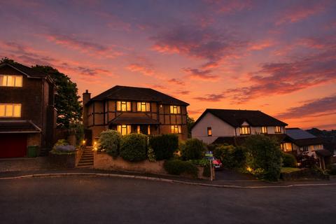 4 bed property, in Foxley House, £600,000